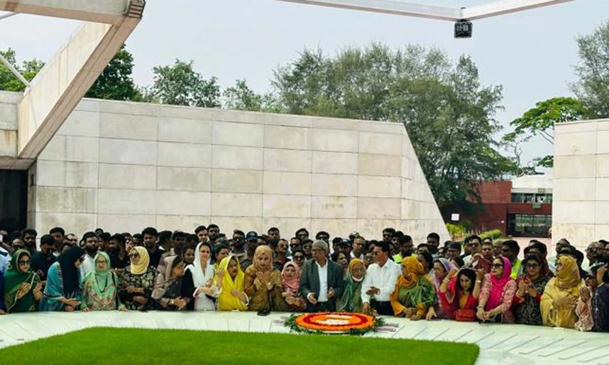 জিয়াউর রহমান ও খালেদা জিয়ার সমাধিতে নারী এমপিদের শ্রদ্ধা। ছবি : সংগৃহীত