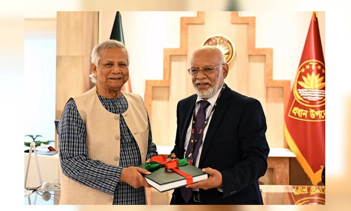 প্রধান উপদেষ্টা অধ্যাপক ড. মুহাম্মদ ইউনূসের ও সাবেক অর্থ সচিব জাকির আহমেদ খান। ছবি-সংগৃহীত
