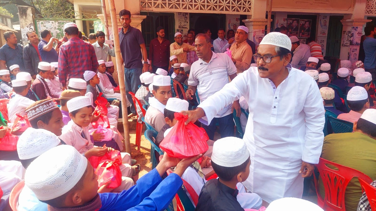 এতিমদের মাঝে খাবার বিতরণ করছেন সাইফুল ইসলাম ফিরোজ