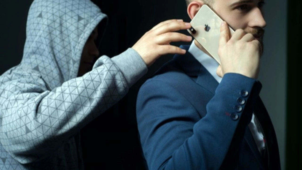 রাজধানীতে বিচারকের মোবাইল-চশমা ছিনতাই