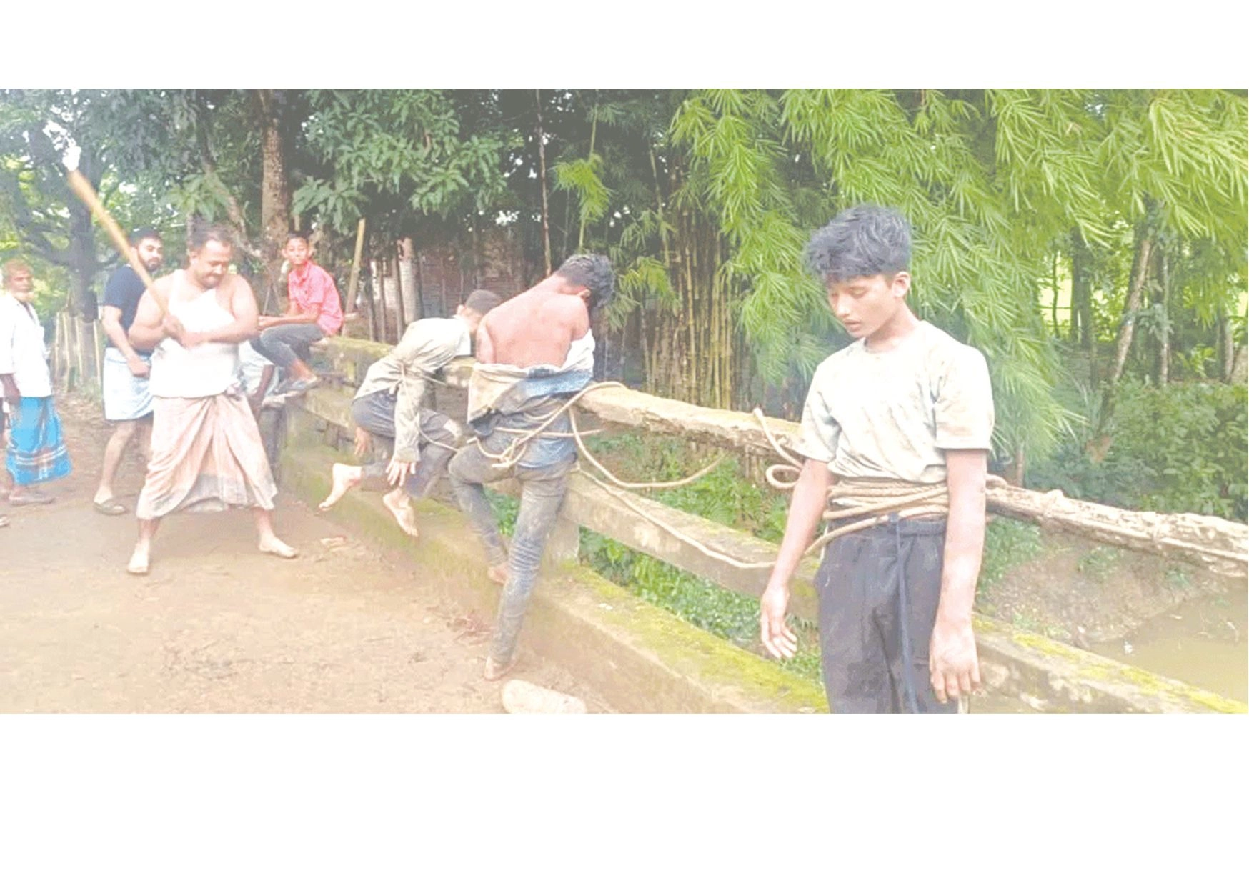 ‘মব’ তৈরি করে তিন  কিশোরকে মারধর  নিহত ১