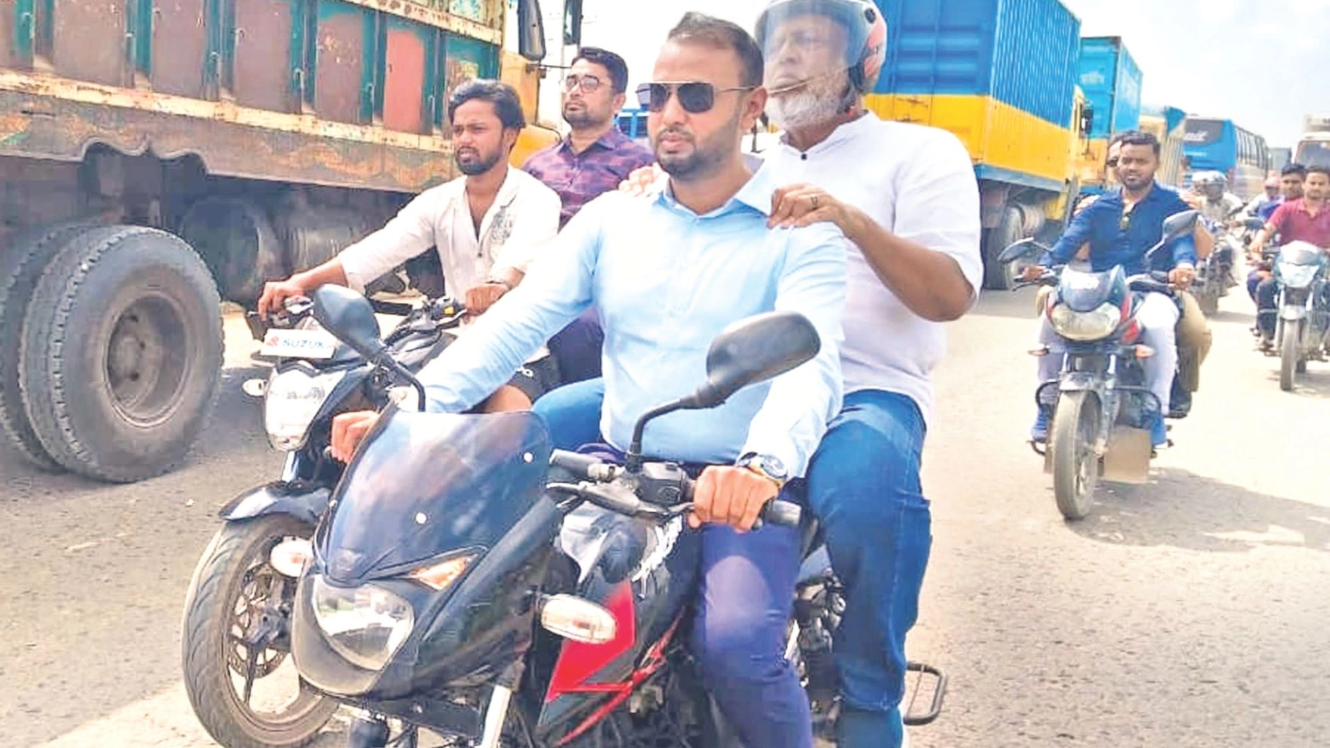 যানজটে নাকাল উপদেষ্টা বাইকে গেলেন গন্তব্যে!