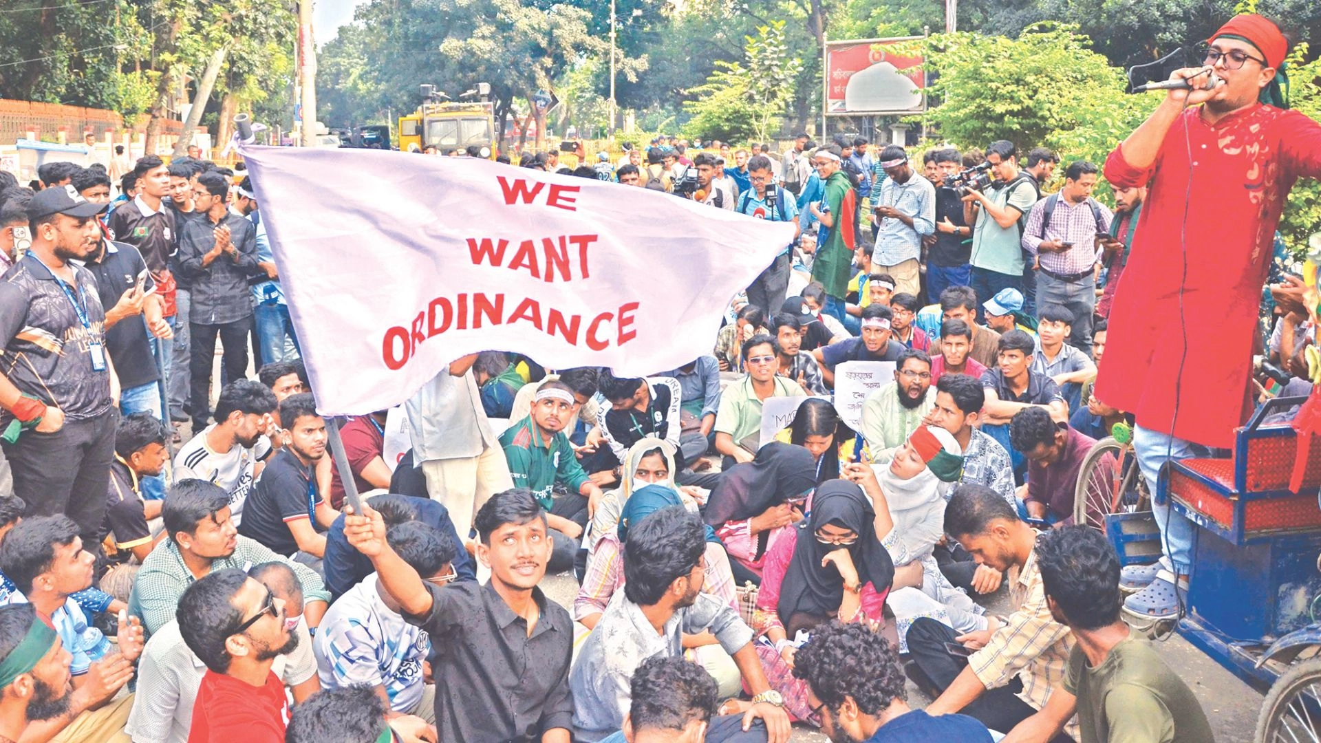 সেন্ট্রাল ইউনিভার্সিটি নিয়ে  মুখোমুখি ঢাকা কলেজের শিক্ষার্থীরা