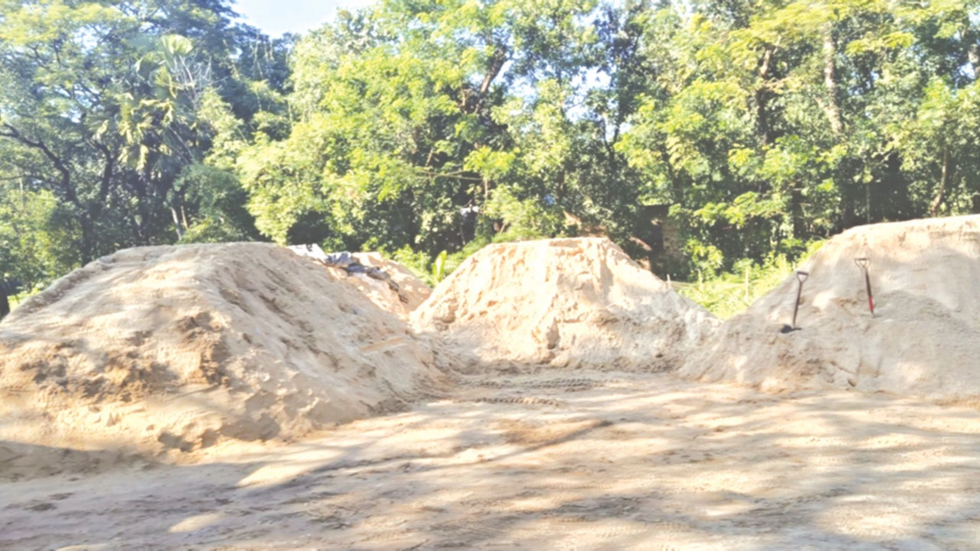 বালুমহাল সোনার খনি,  সে জন্য খুনোখুনি