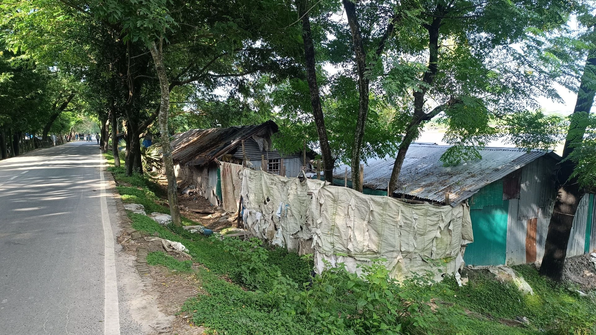 উচ্ছেদ আতঙ্কে শত শত পরিবার