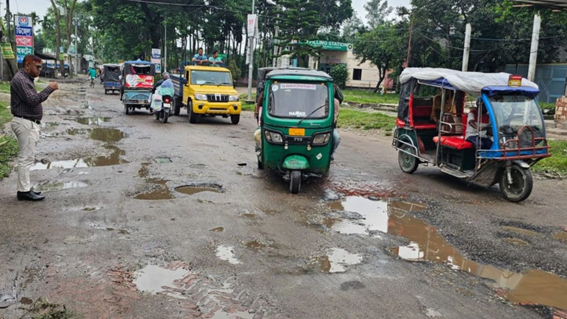 বেহাল ৫৫০ কিলোমিটার  সড়কে জনদুর্ভোগ