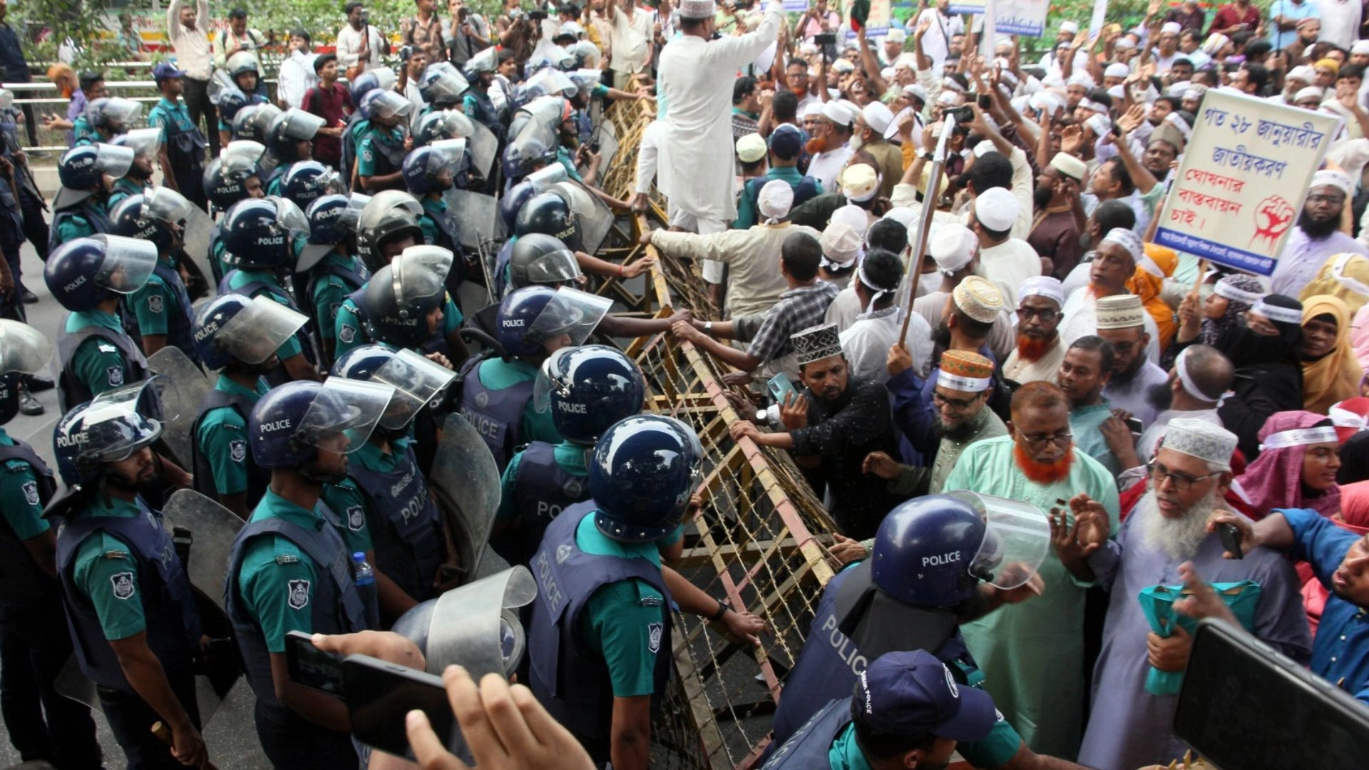 আড়াই ঘণ্টার অবরোধে  রাজধানীতে তীব্র যানজট