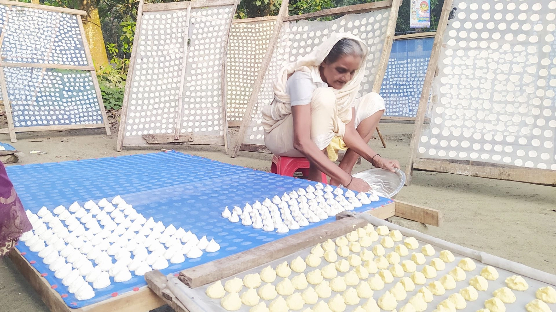 কুমড়ো বড়ি তৈরিতে  ব্যস্ত নারীরা