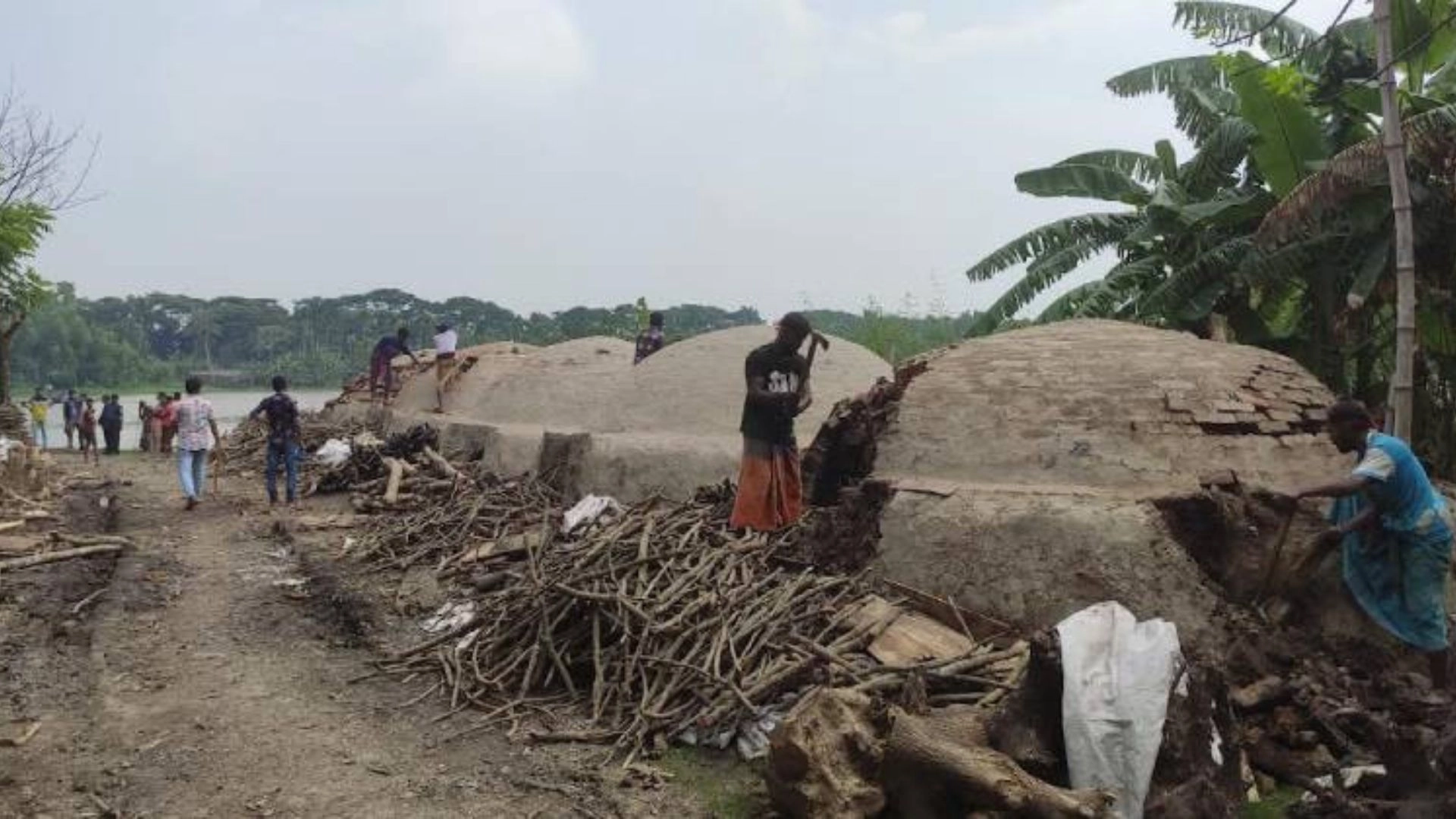 কয়লার আগুনে পুড়ছে প্রকৃতি