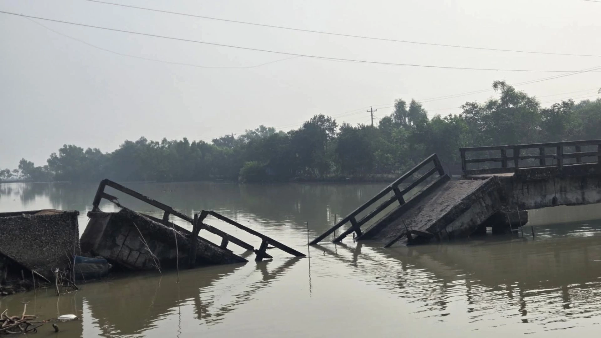 ব্রিজ ভেঙে দুর্ভোগ চরমে 