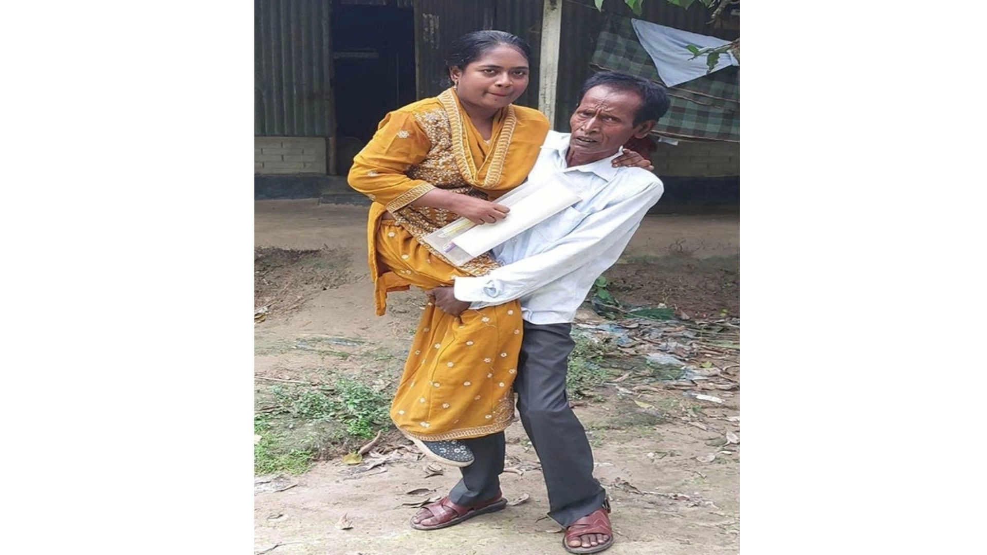 বাবার কোলে চড়া হাসির অনার্সে প্রথম শ্রেণি