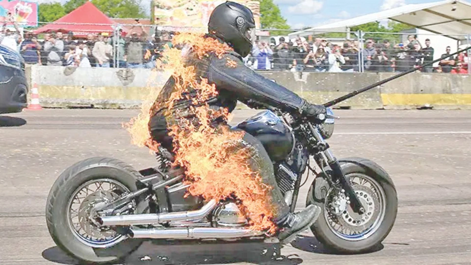 গায়ে আগুন নিয়ে বাইক  চালিয়ে রেকর্ড