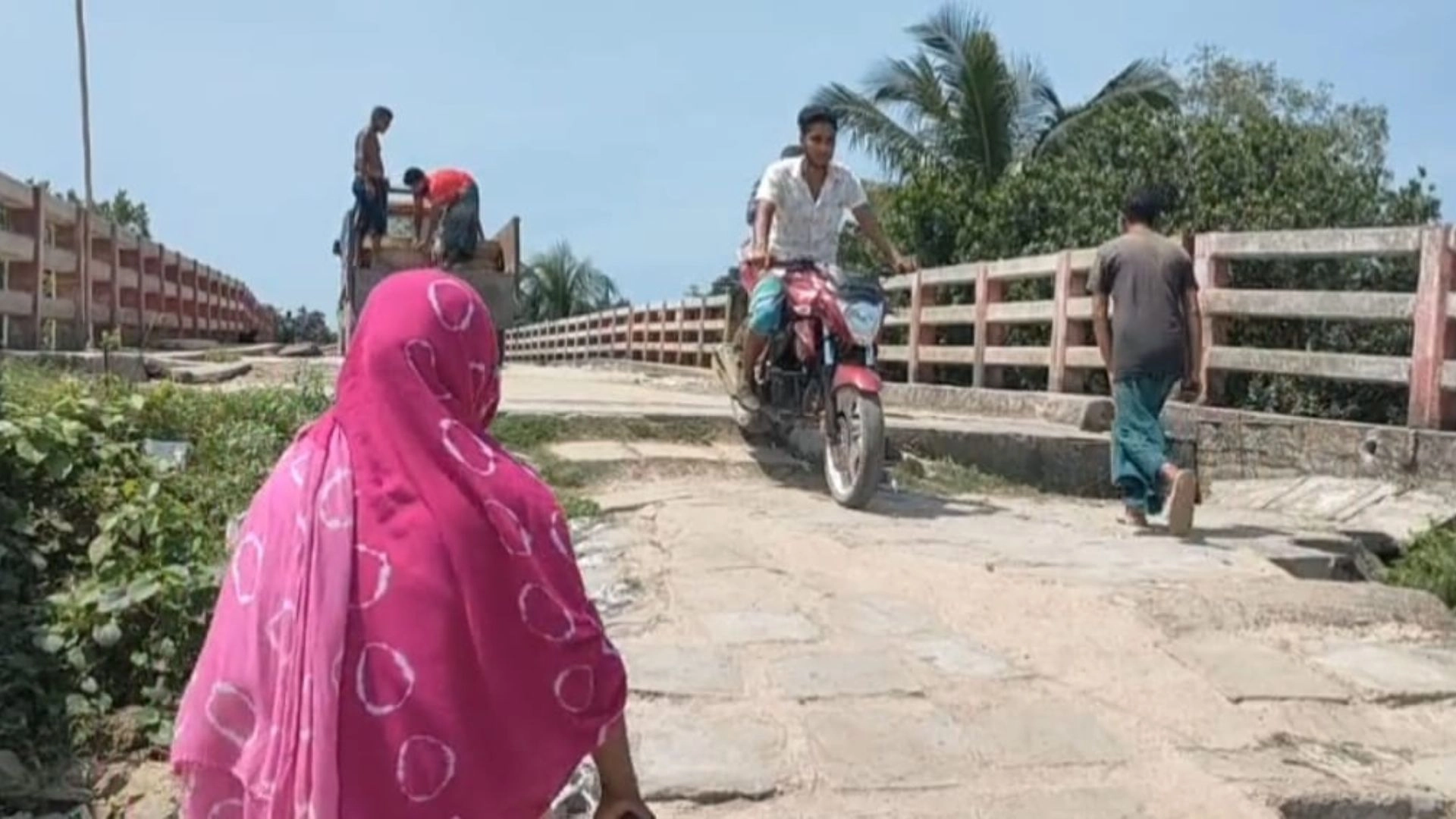 সেতু আছে, রাস্তা নেই