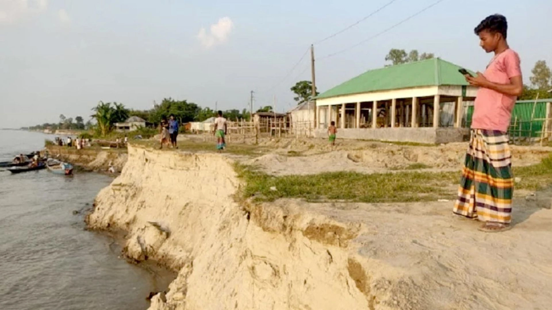 যমুনার ভাঙন আতঙ্কে  ৯ গ্রামের মানুষ