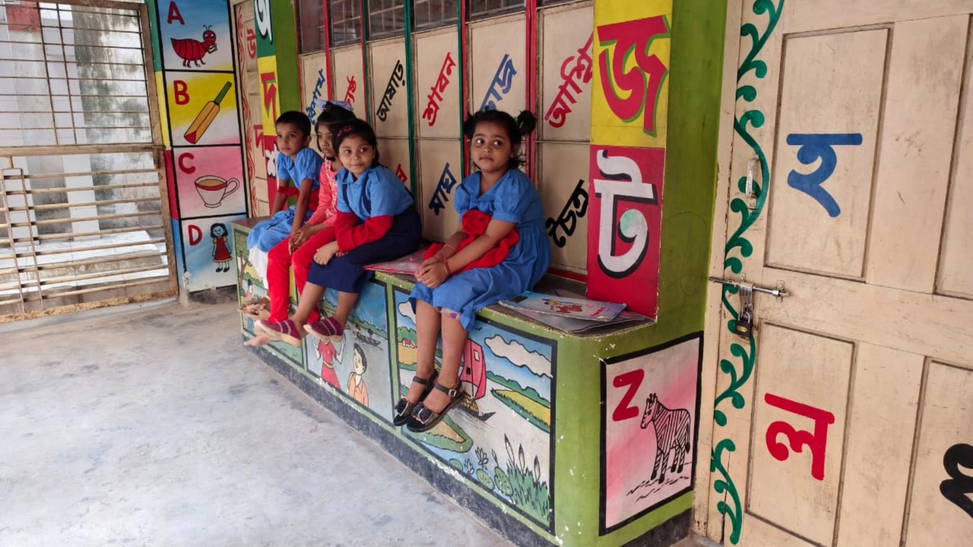 শ্রেণিকক্ষে তালা বাহিরে  শিক্ষার্থীদের অপেক্ষা