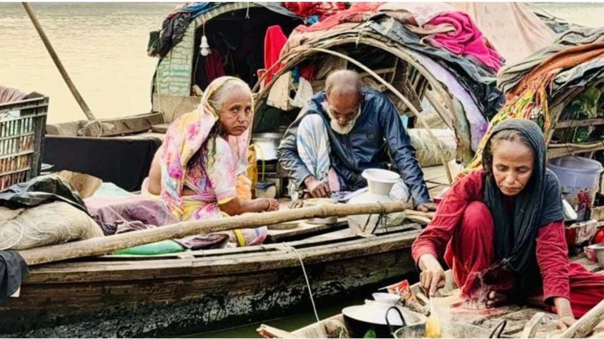 নদীর বুকে ভাসমান জীবন