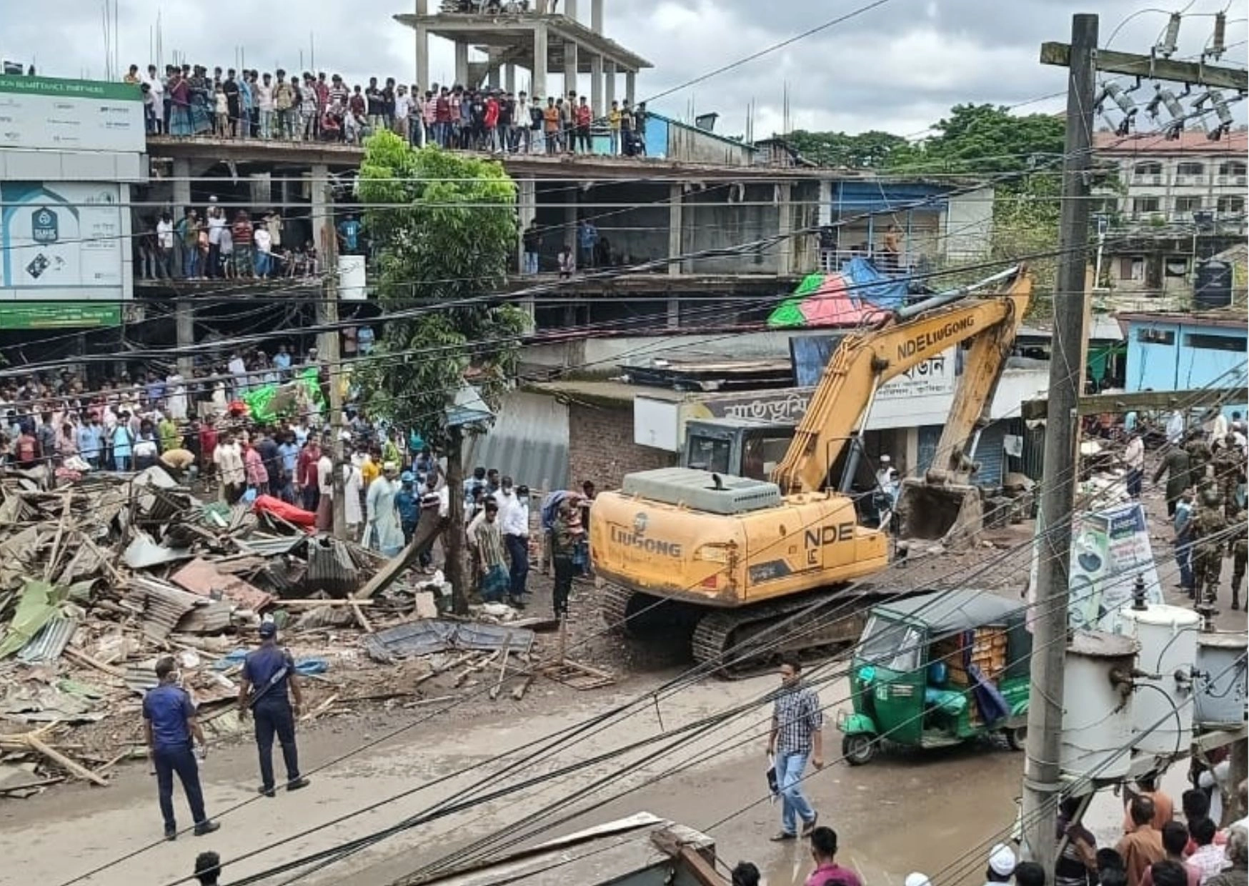 শ্রমিক দলের কার্যালয়  ভেঙে দিল প্রশাসন