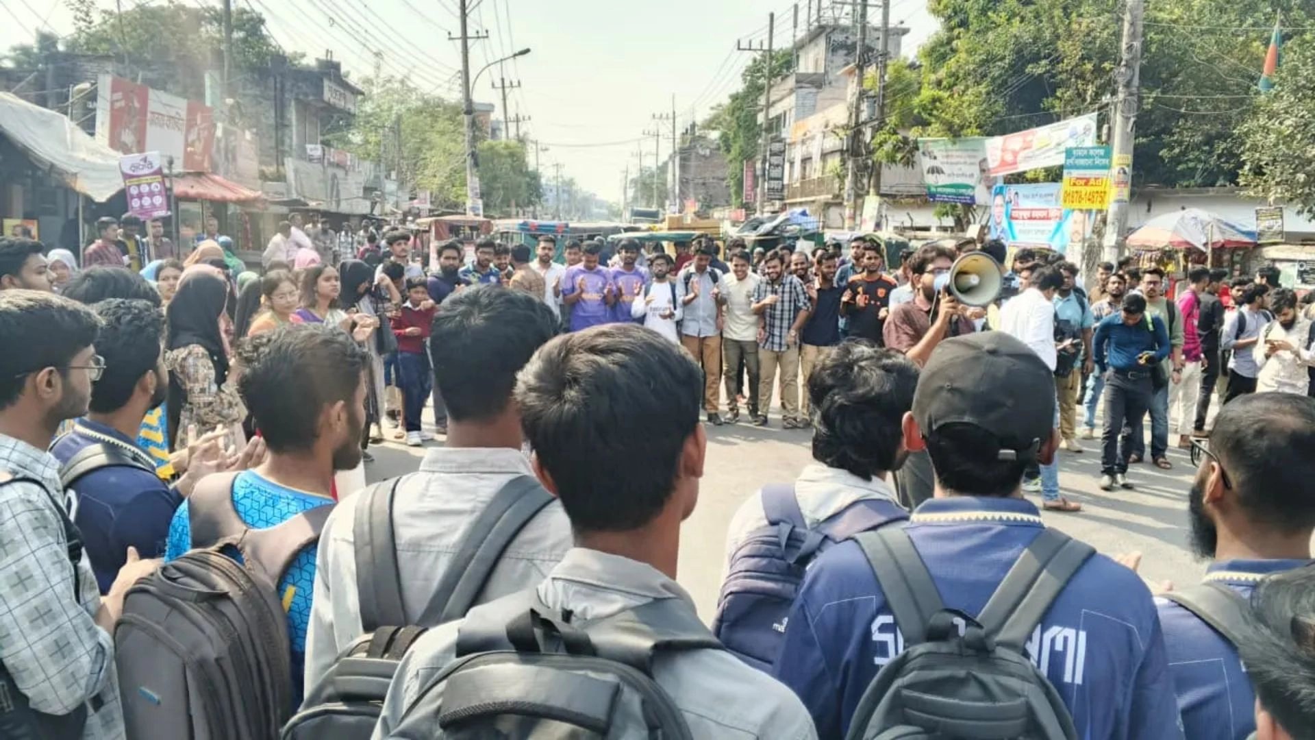 ৯ ঘণ্টার আল্টিমেটাম দিয়ে  অবরোধ প্রত্যাহার