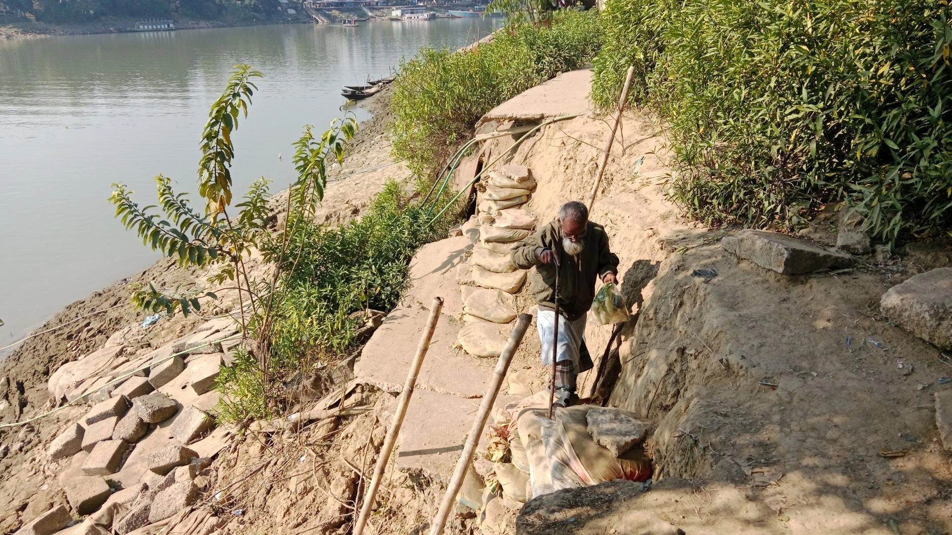 নদীভাঙনে দুভাগে বিভক্ত গ্রাম