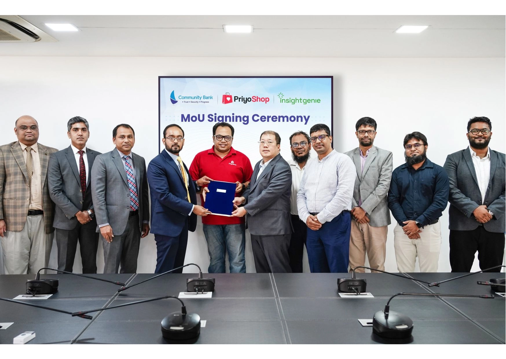 কমিউনিটি ব্যাংকের সঙ্গে প্রিয়শপ ও ইনসাইটস জিনির চুক্তি