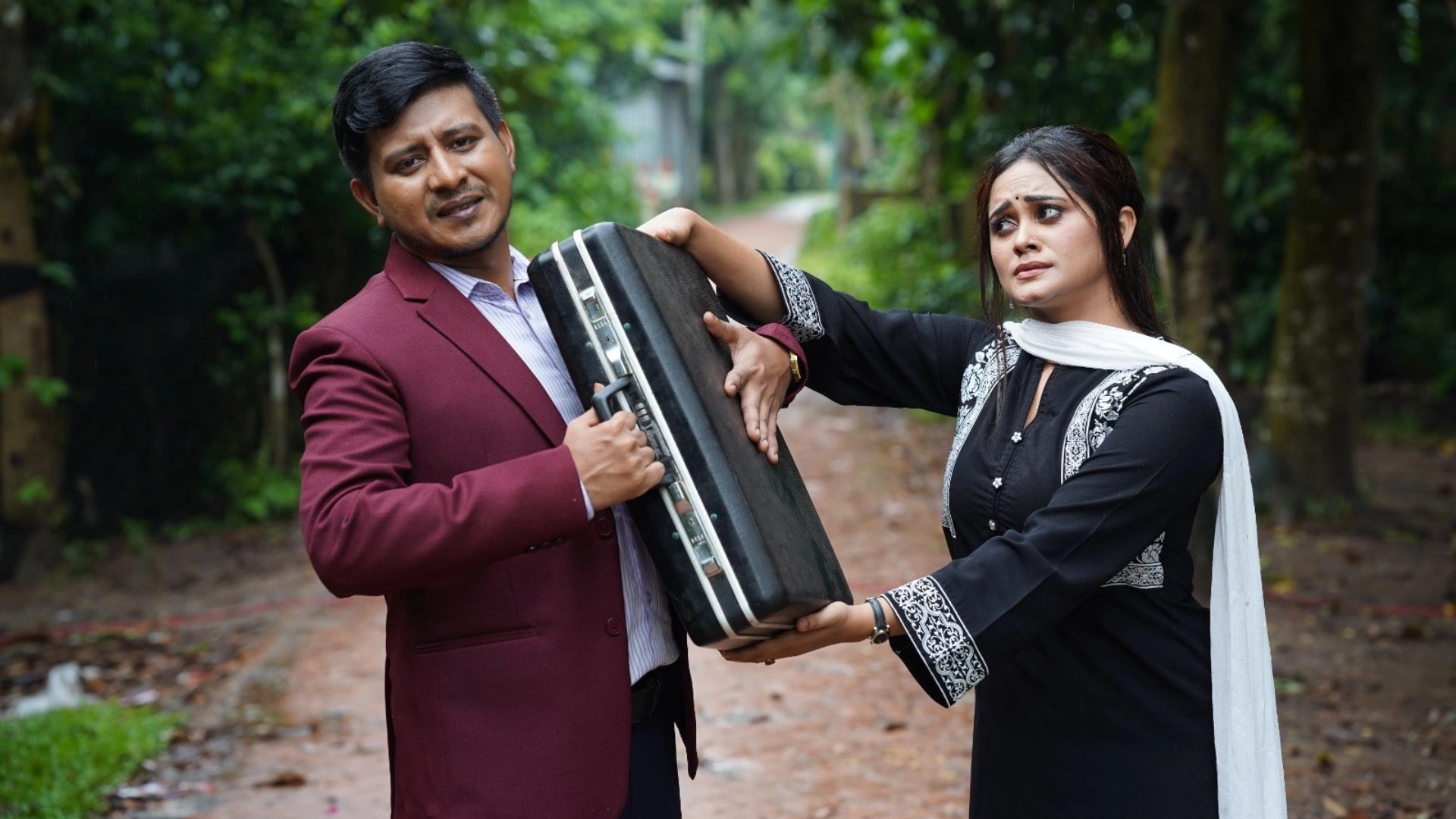 শামীম-সামান্তার ‘আগাছা’ 