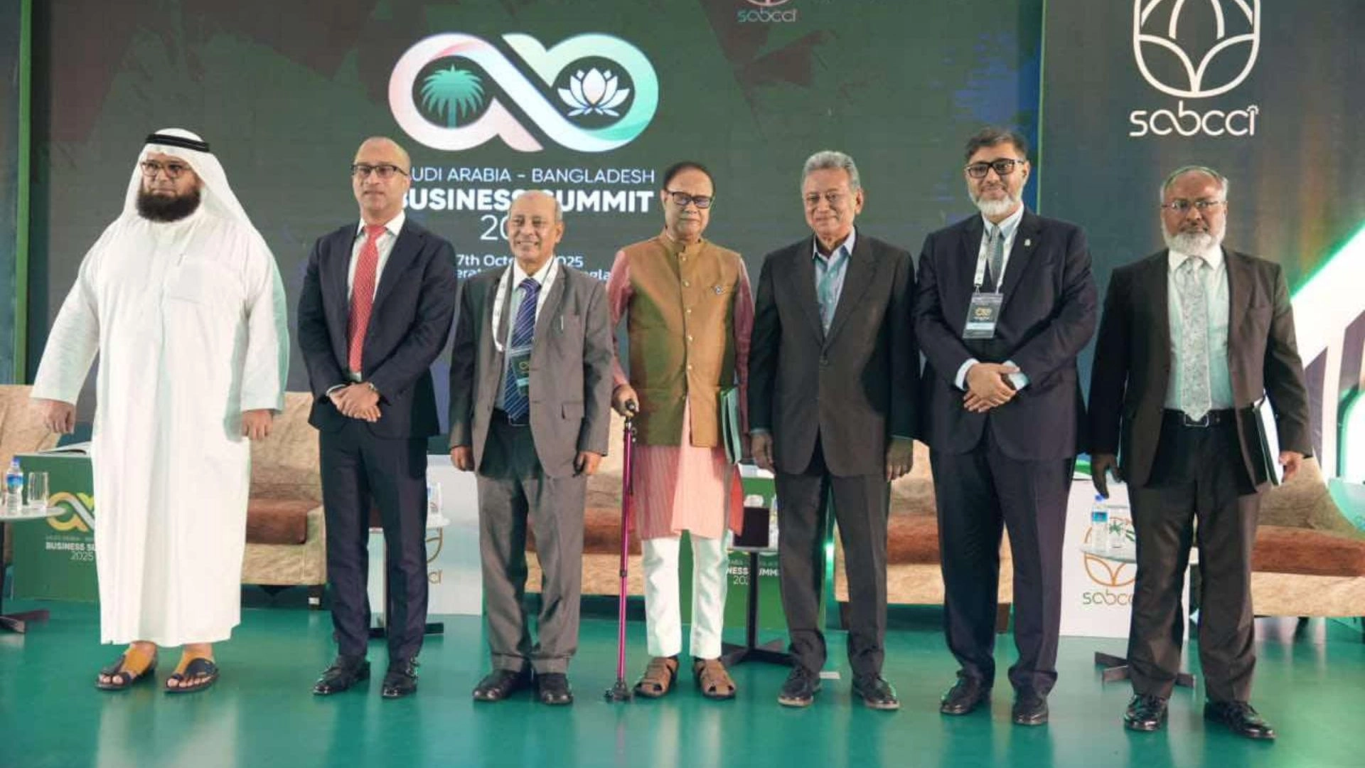 আমরা এখন ট্রিলিয়ন ডলারের পথে অগ্রসর হচ্ছি : গভর্নর
