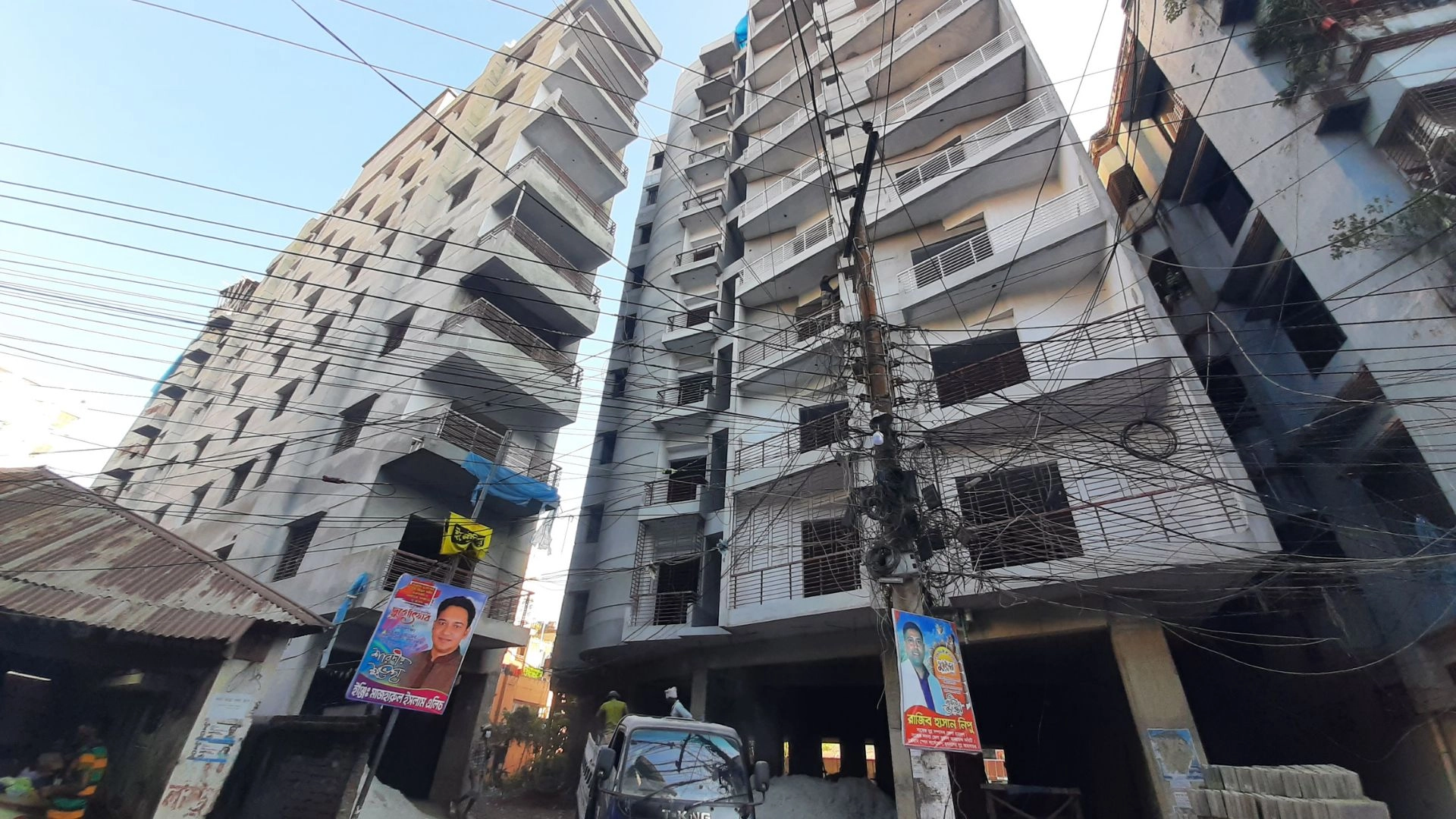 নিষেধাজ্ঞা অমান্য করে চলছে  বহুতল ভবনের কাজ