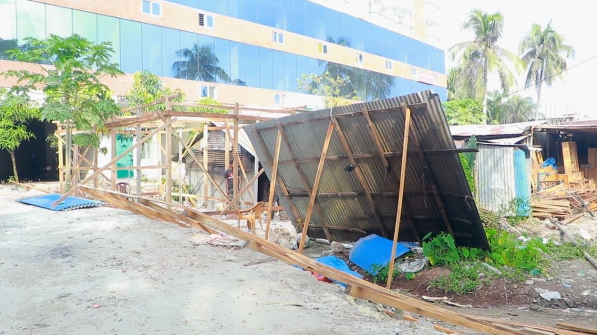 একদিকে উচ্ছেদ অন্যদিকে দখল