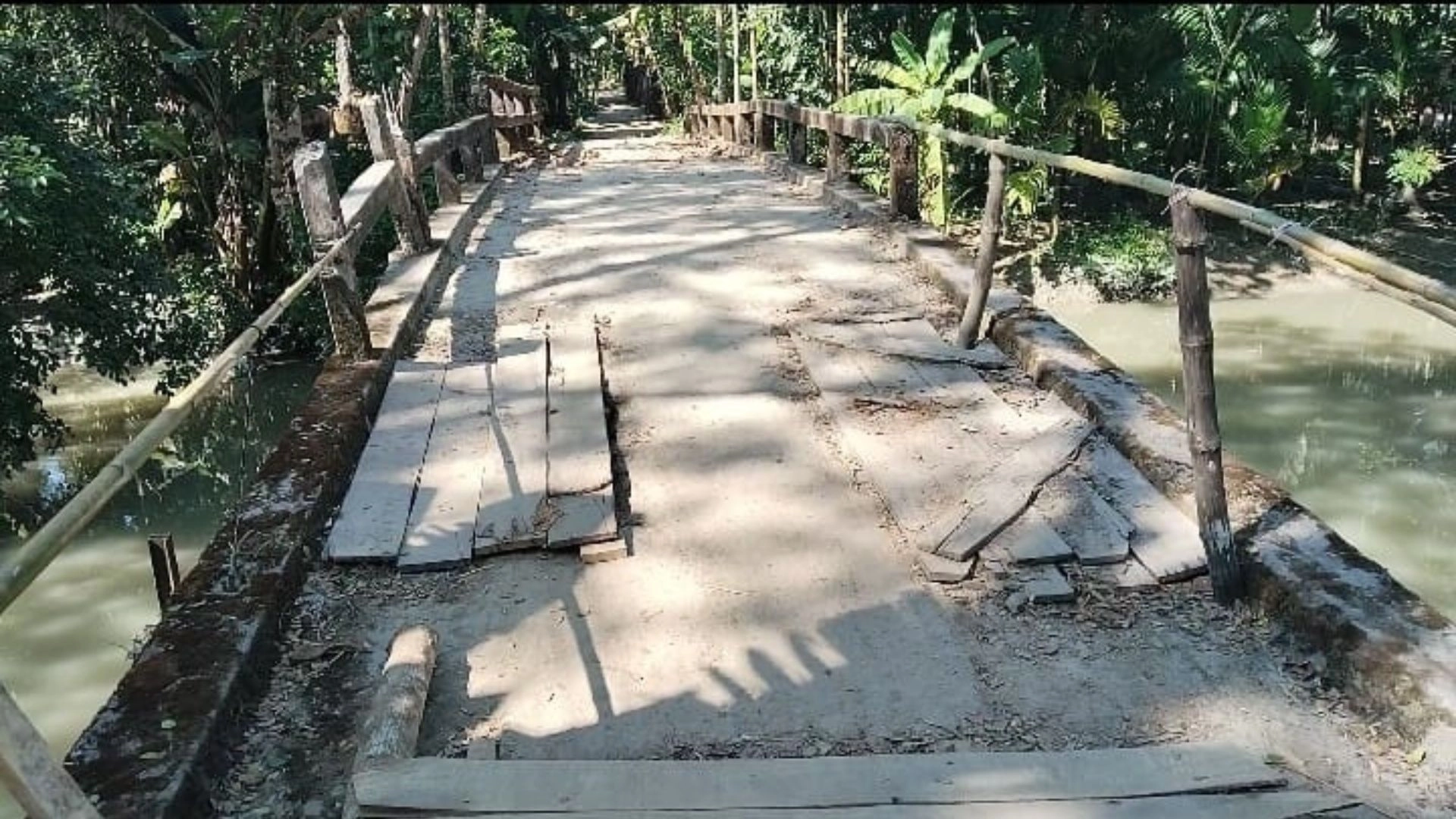 একটি ব্রিজের জন্য ১০  হাজার মানুষের দুর্ভোগ