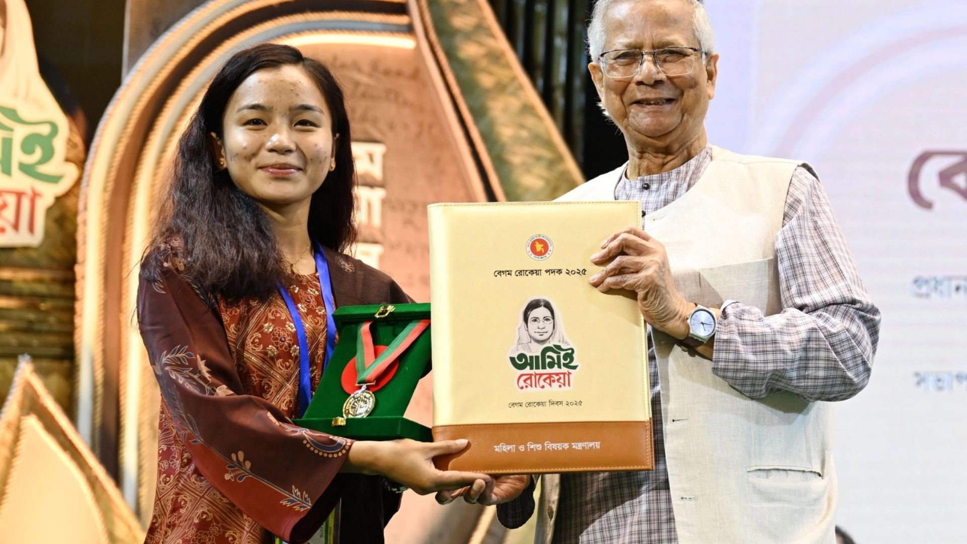 রোকেয়া পদক পেলেন ফুটবলার ঋতুপর্ণা