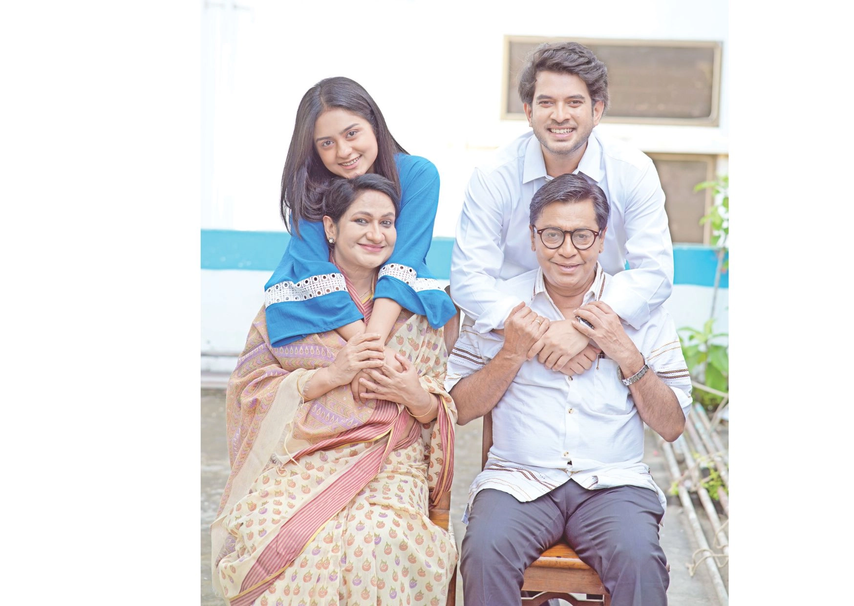 সম্পর্কের টানাপোড়েন নিয়ে দেয়াল