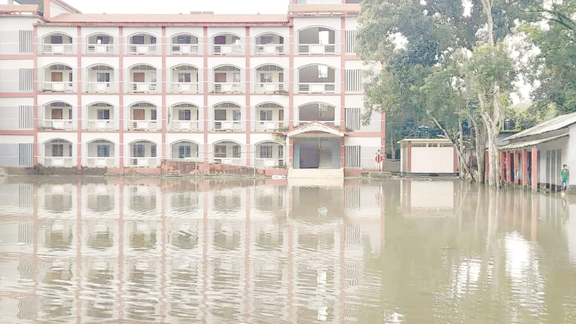 সামান্য বৃষ্টিতেই  বিদ্যালয়ের মাঠে হাঁটুপানি