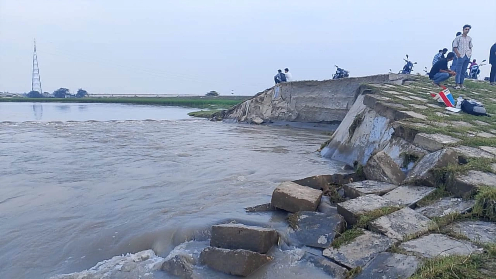 ১৩০ মিটার বাঁধ নদীগর্ভে  আতঙ্কে হাজারো মানুষ