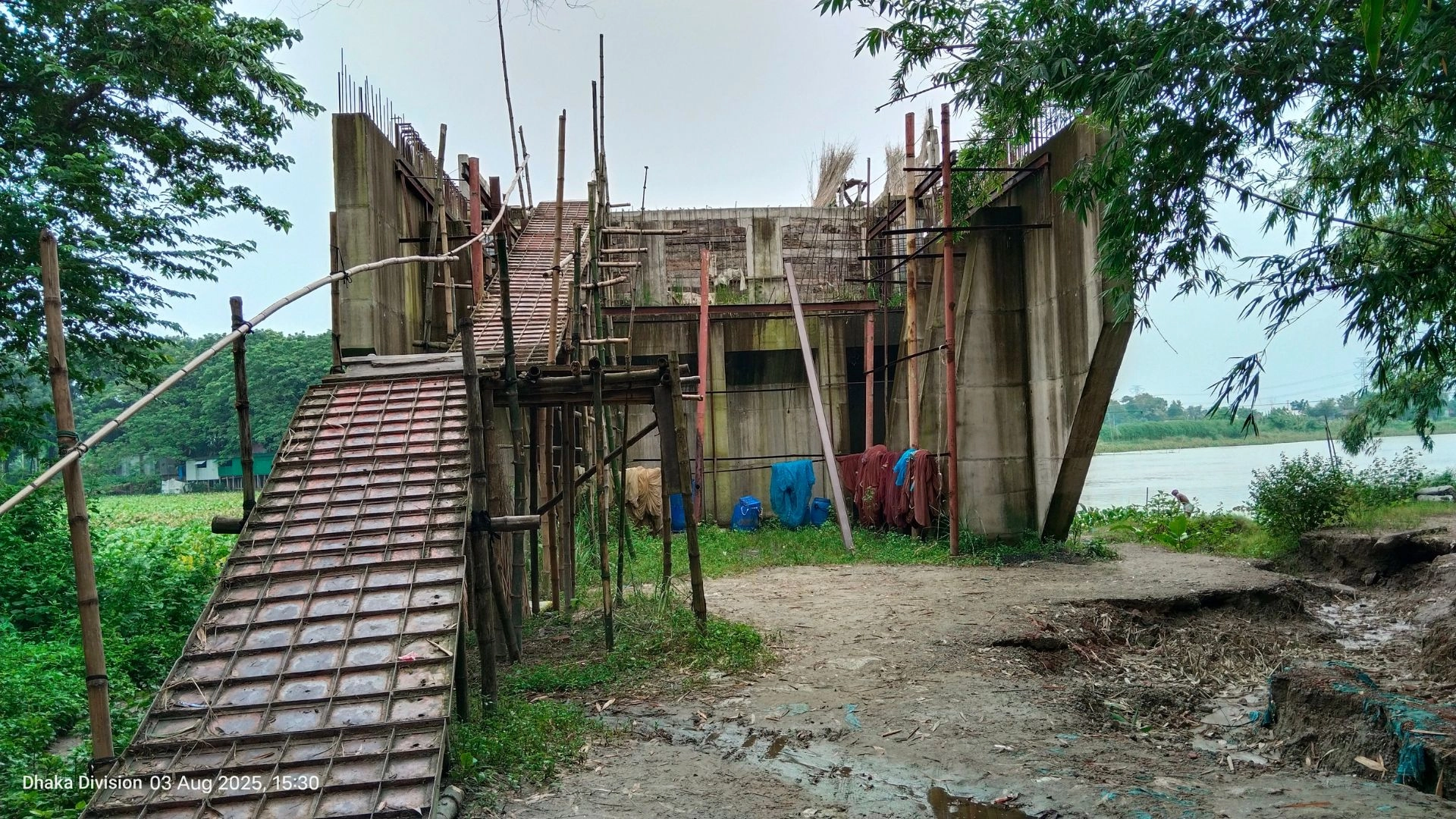 মই দিয়ে ওঠতে হয় ৯ কোটির সেতুতে