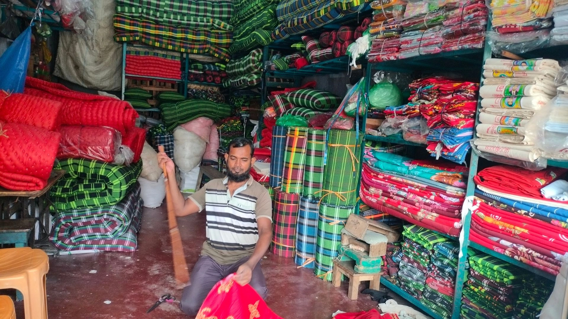 লেপ-তোষক তৈরিতে  ব্যস্ত কারিগররা