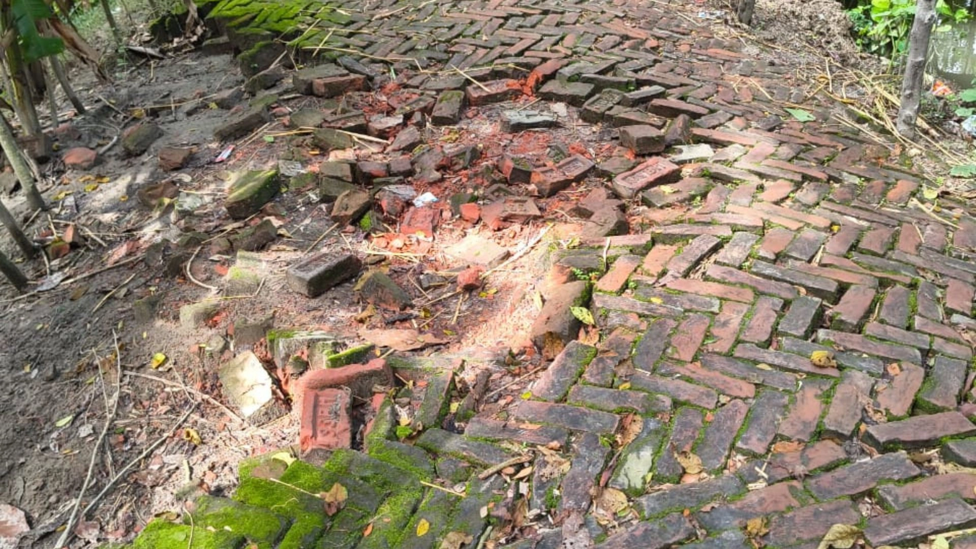 সংস্কারের অভাবে চলাচলের  অযোগ্য হেরিংবন্ড সড়ক