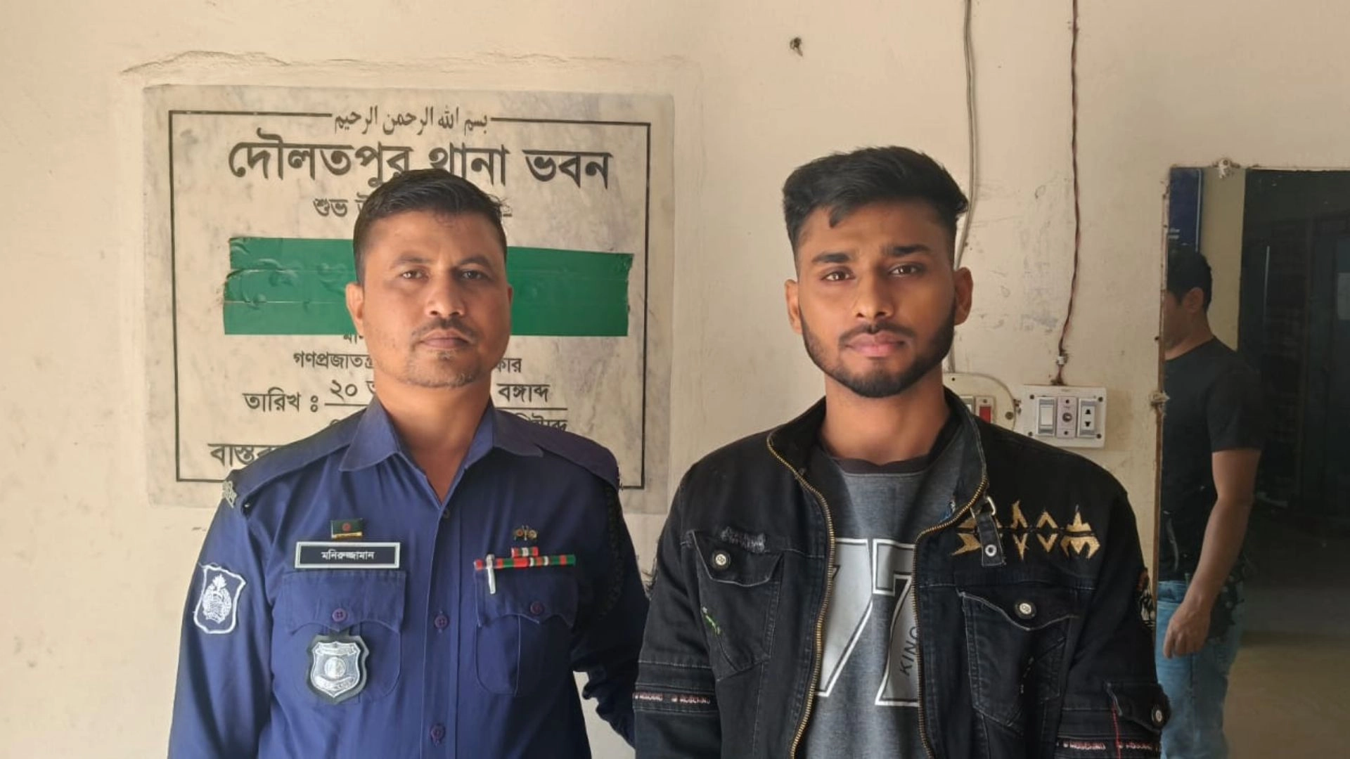 মোটরসাইকেল কিনে না দেওয়ায় নিজ বাড়িতে ককটেল বিস্ফোরণ