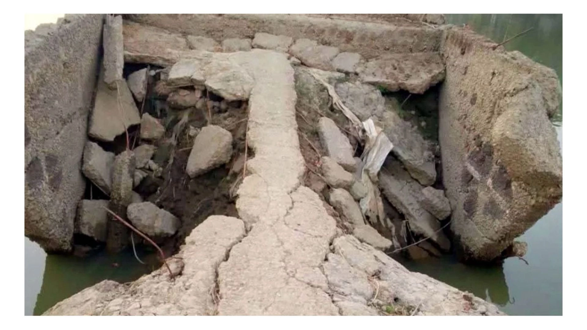 সড়ক ভেঙে দুর্ভোগ  চলতে হয় নৌকায়