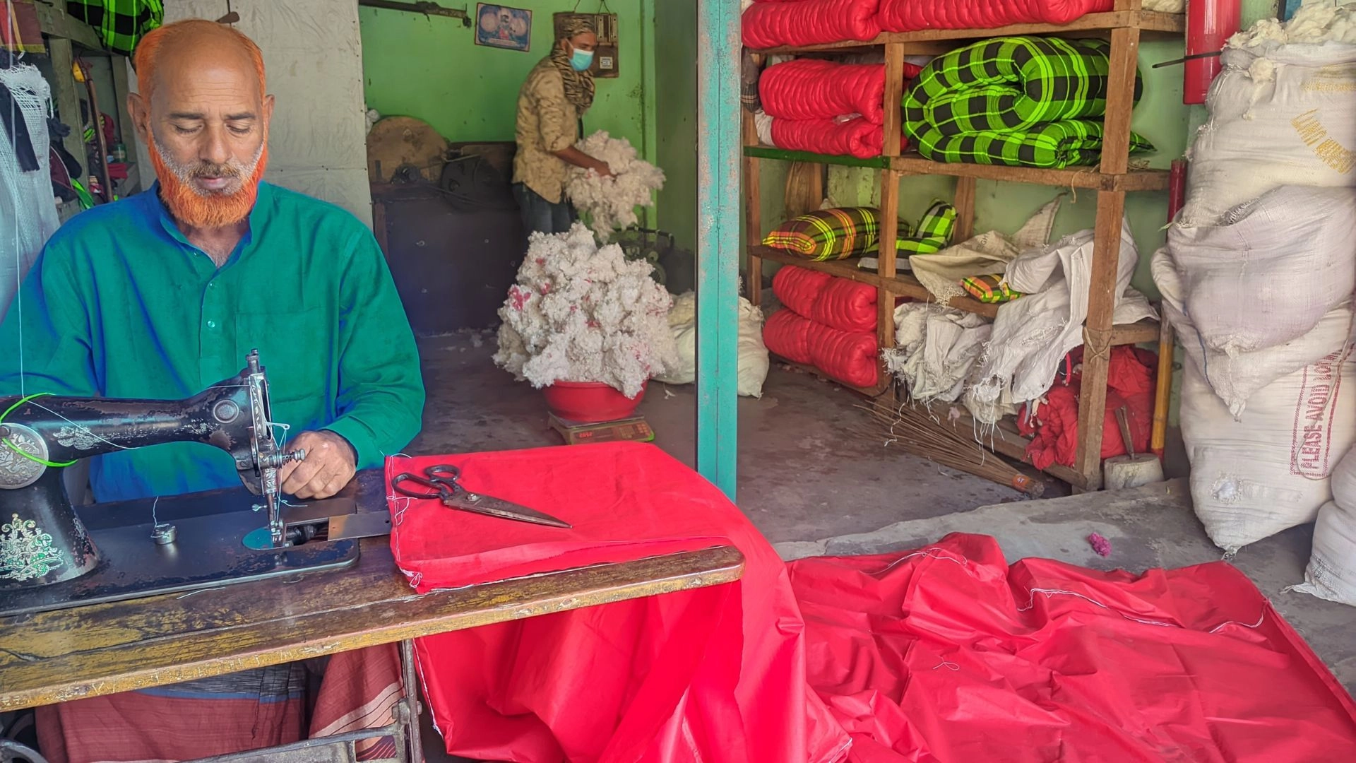 শীত বাড়ার সঙ্গে ভিড় বাড়ছে  লেপ-তোশকের দোকানে