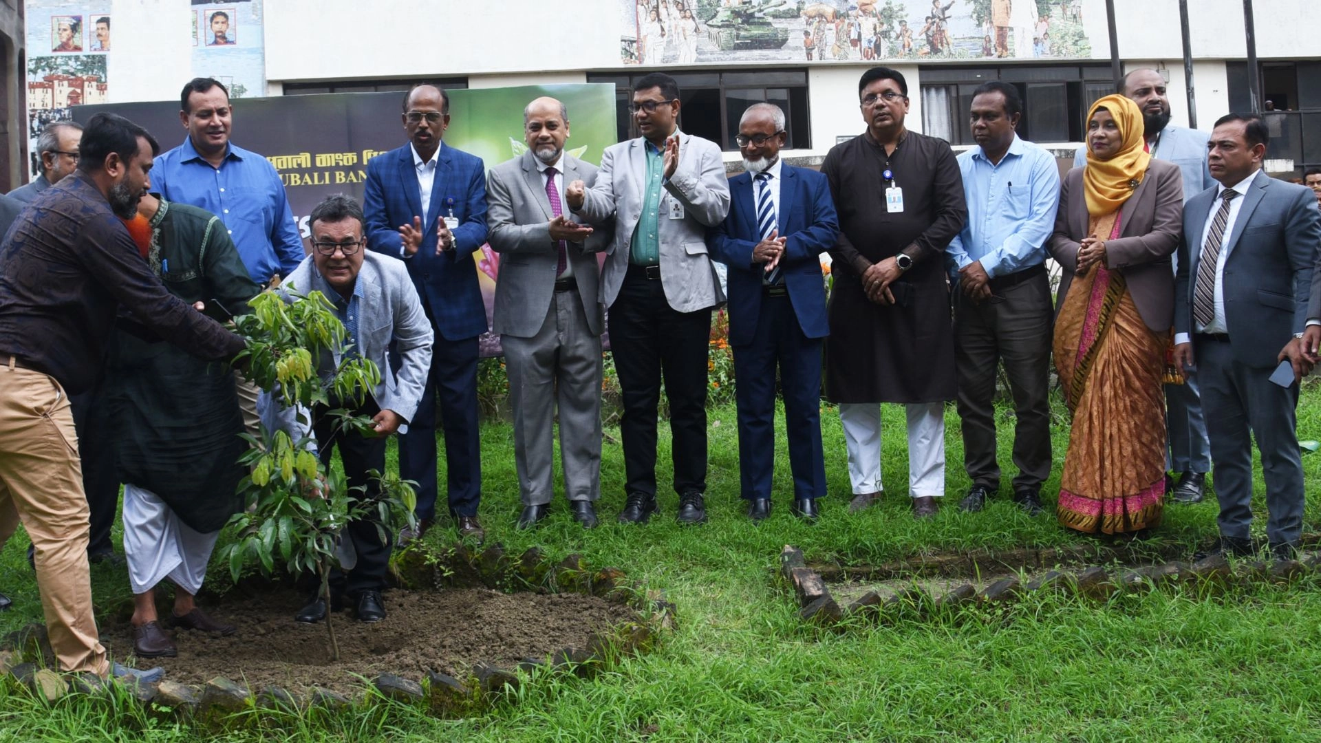 জাতীয় বিশ্ববিদ্যালয় ক্যাম্পাসে পূবালী ব্যাংকের উদ্যোগে বৃক্ষরোপণ কর্মসূচির উদ্বোধন