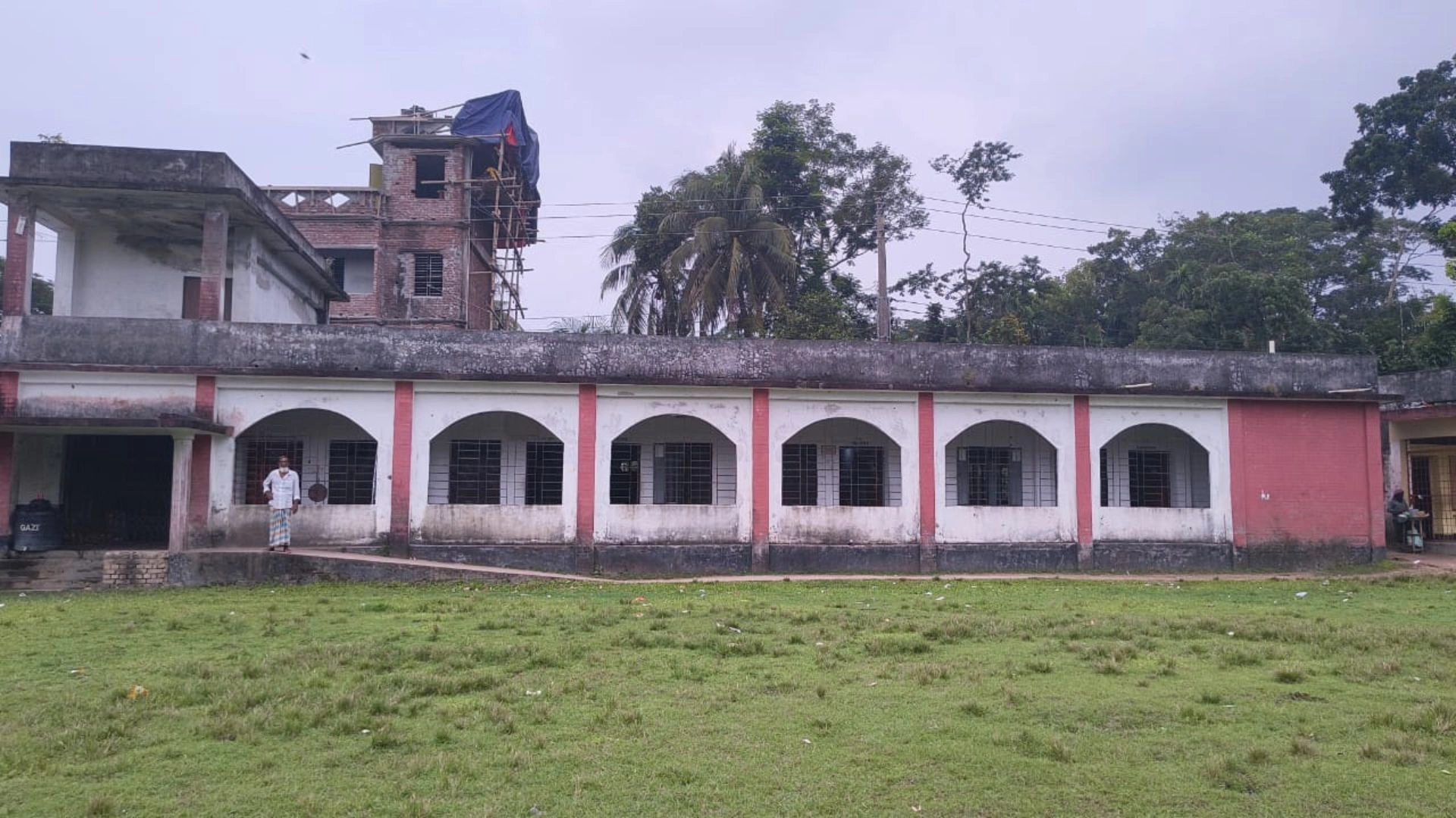 শ্রেণিকক্ষ সংকটে  পাঠদান ব্যাহত