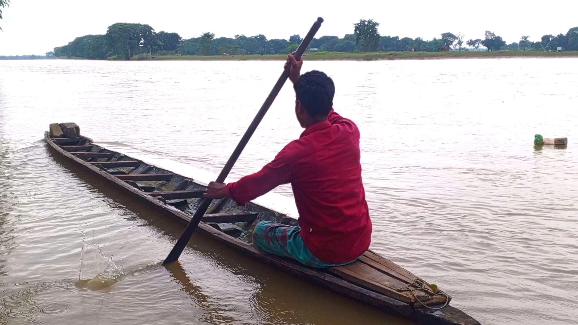 জাল নয়, নৌকা দিয়েই  মাছ ধরছেন রামিম