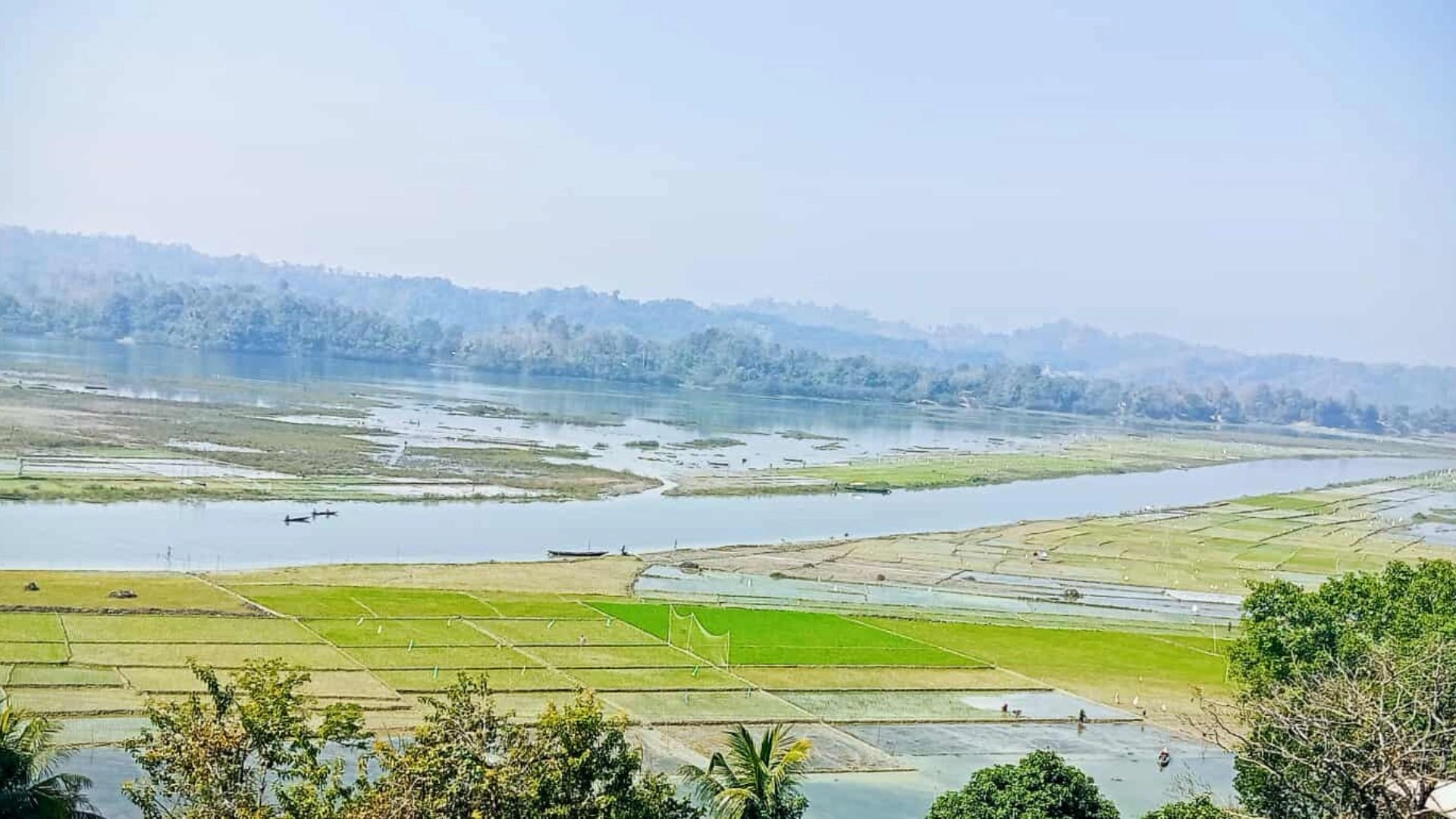কৃষকের স্বপ্ন ডুবছে হ্রদে