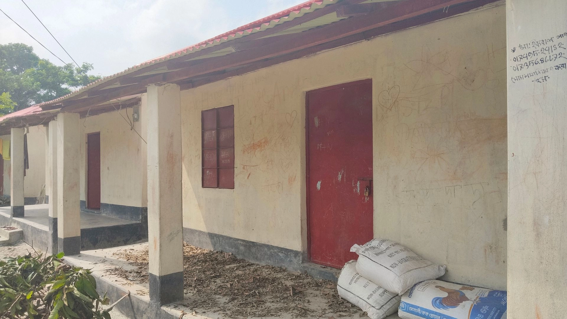 আশ্রয়ণের ঘরে ঝুলছে তালা