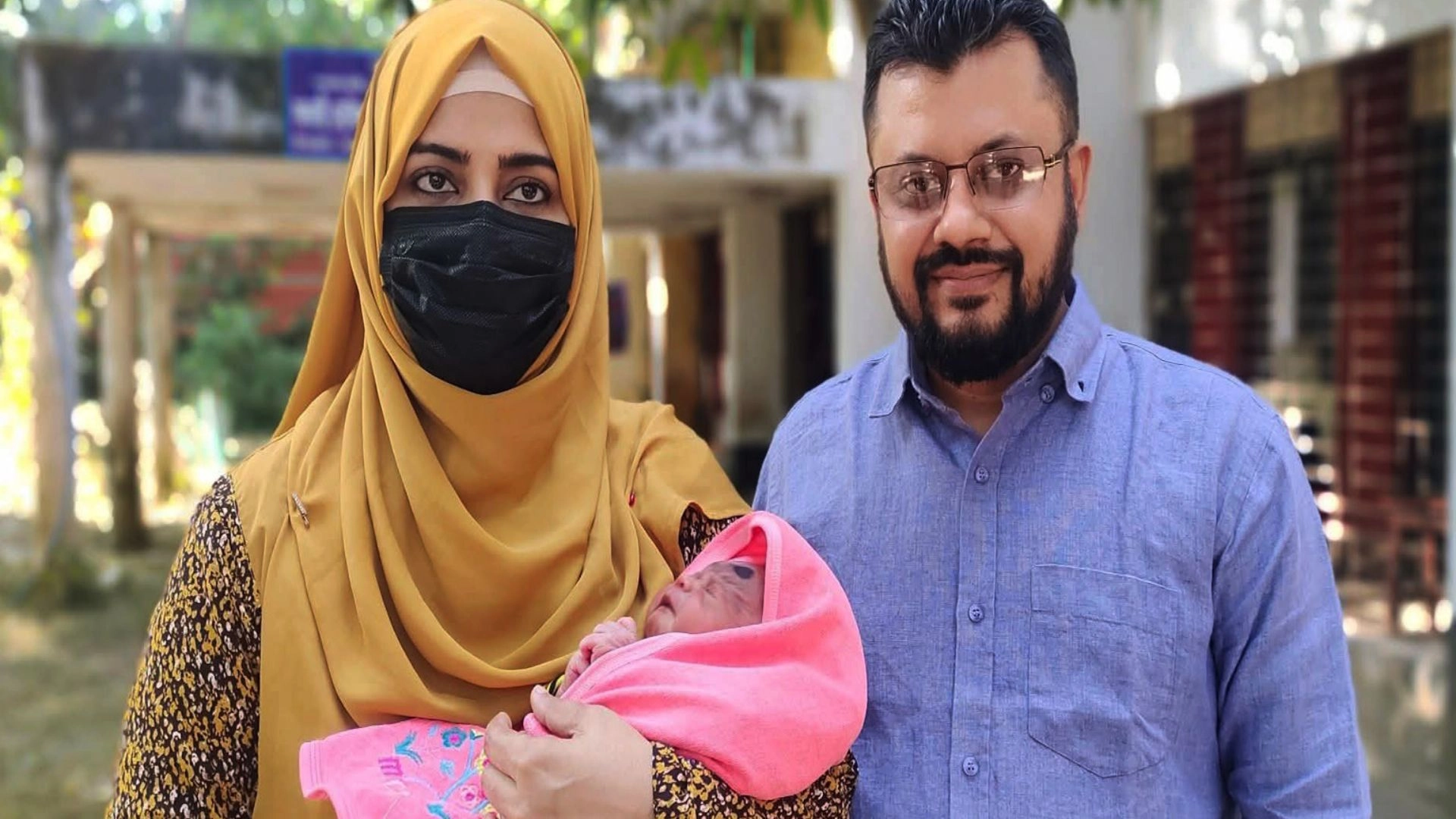 কুড়িয়ে পাওয়া নবজাতক গেল  নতুন বাবা-মায়ের কোলে