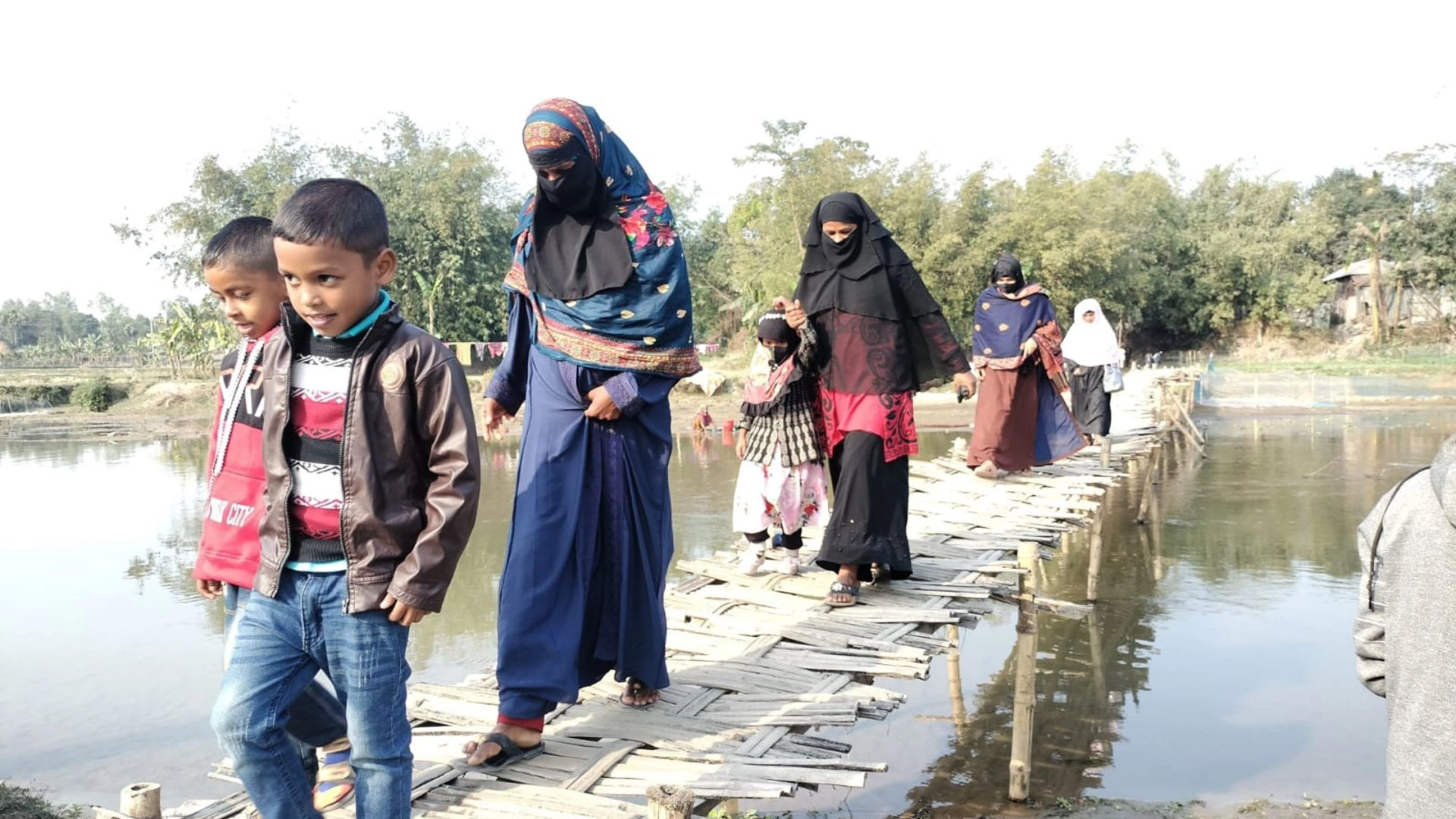 বাঁশের ভরসায় বাঁচা-মরার যাত্রা