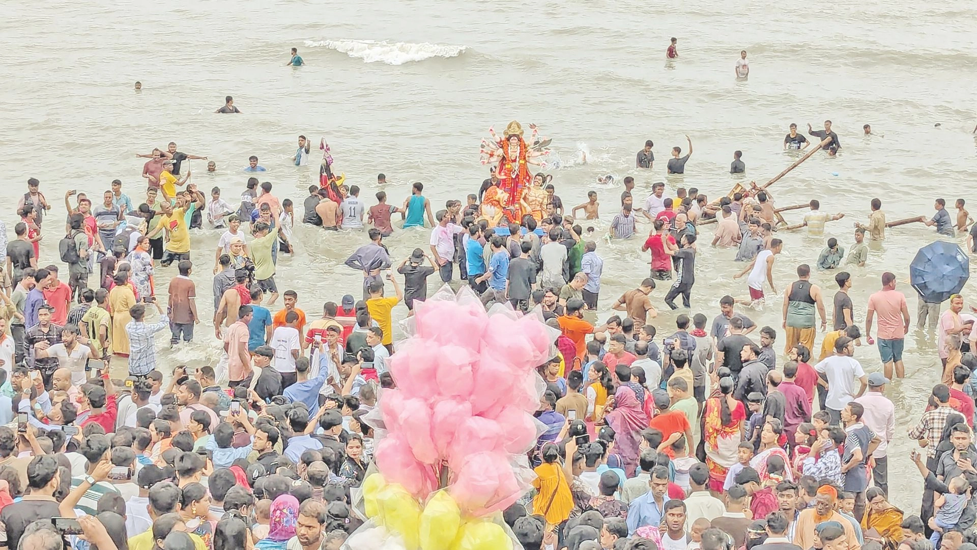 নৈরাজ্যের আশঙ্কায়  পুলিশের নির্ঘুম রাত