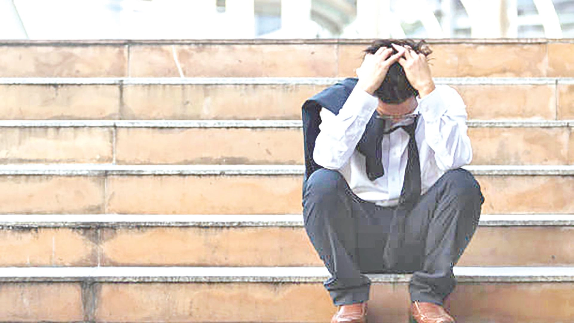 ৪২ লাখ টাকা খুইয়ে  নিঃস্ব চীনা যুবক