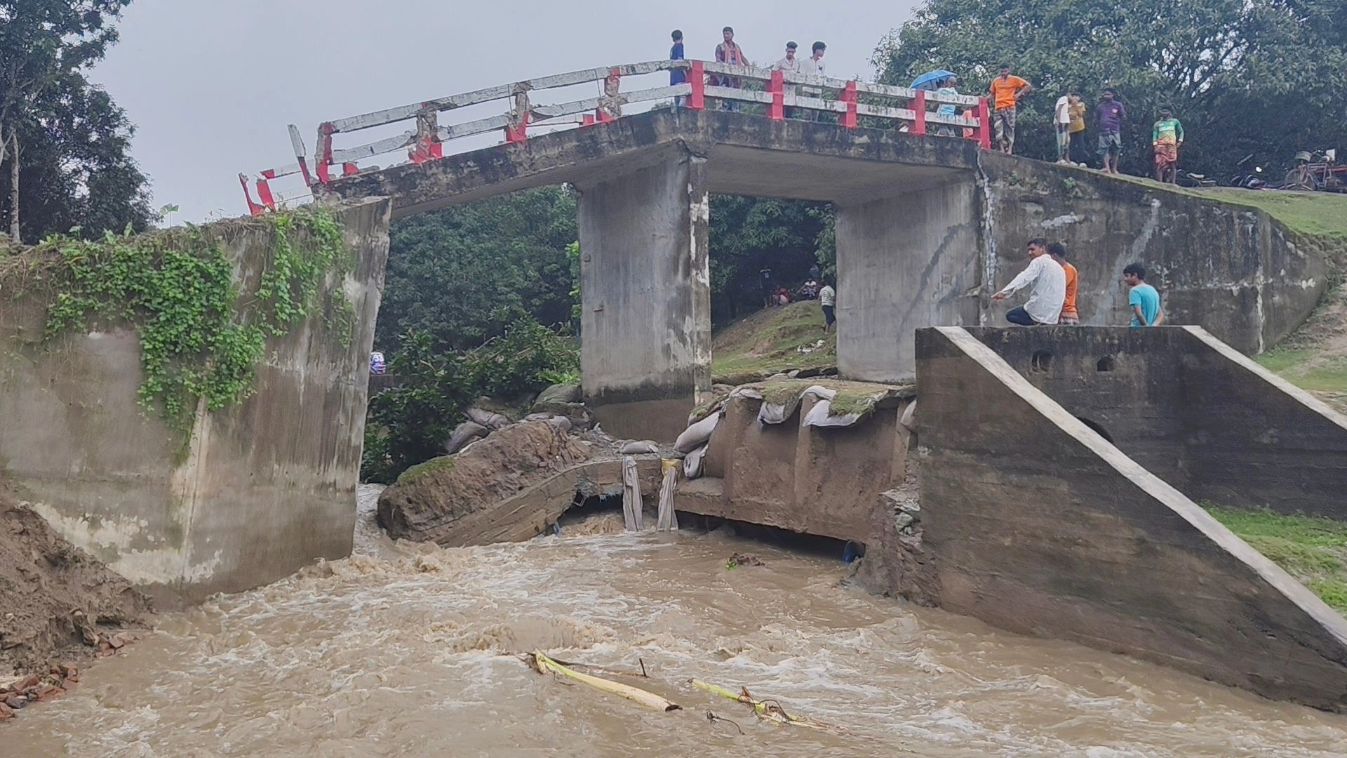 দুর্নীতির স্রোতে বিলীন  ৩২ লাখ টাকার সেতু