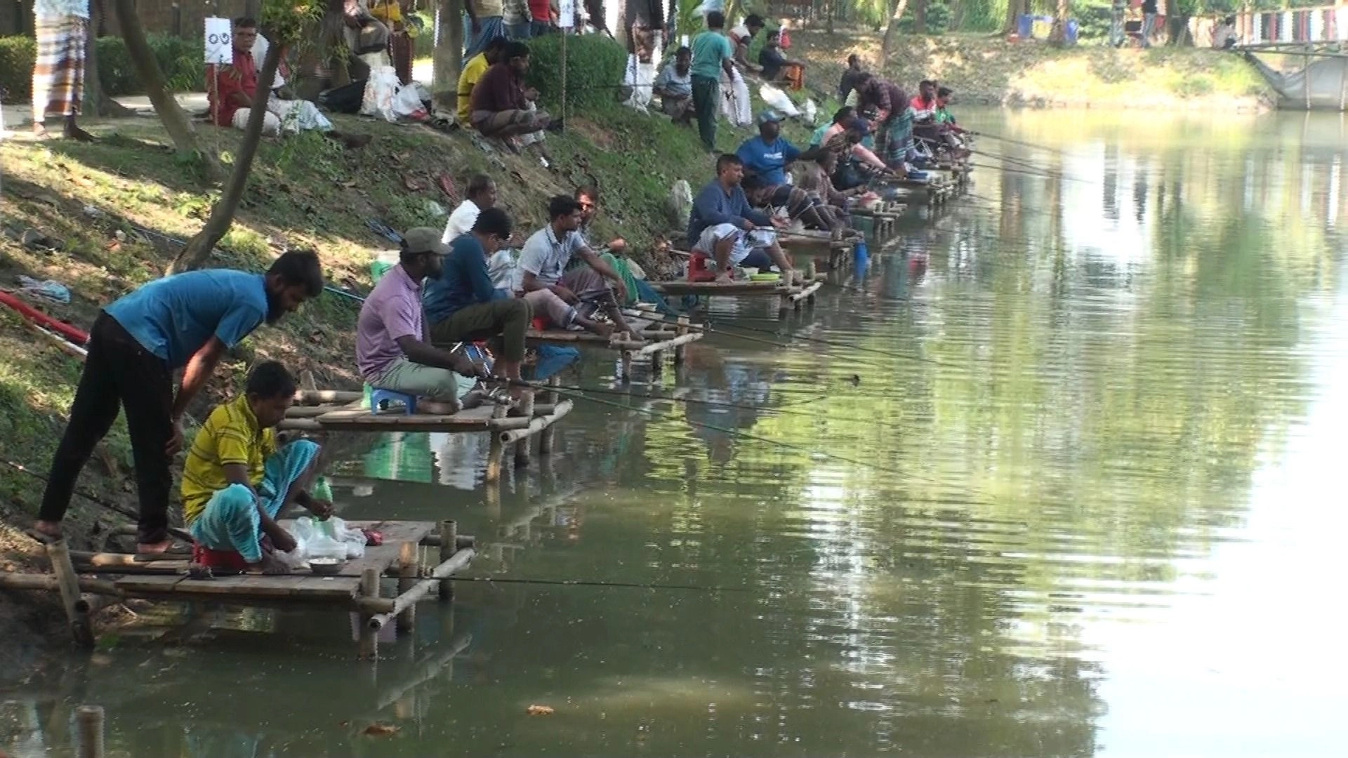 উৎসবমুখর পরিবেশে  মাছ ধরার প্রতিযোগিতা